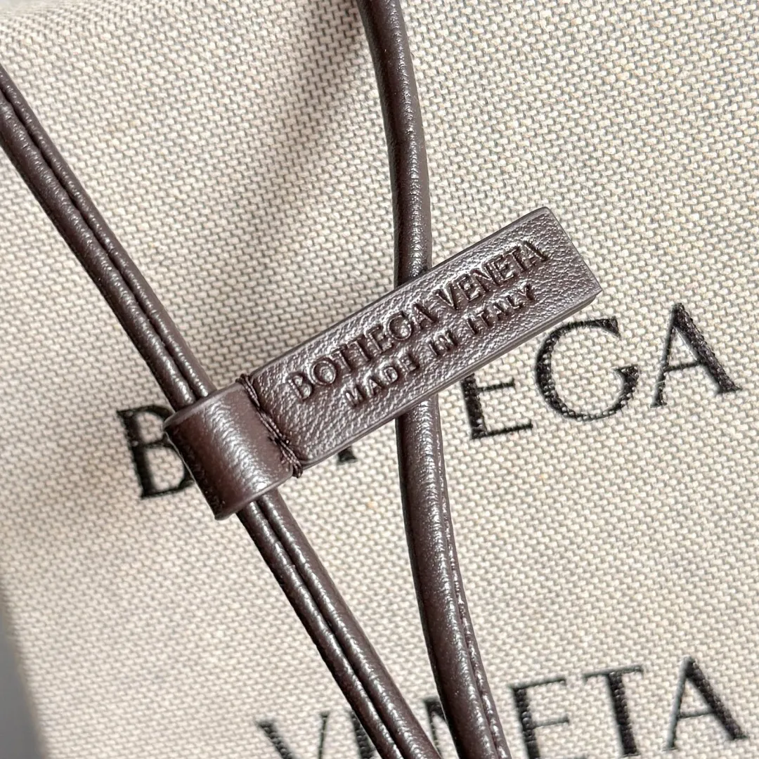 Batch 420 Let’s see what new cute little thing BV has released~ It’s this letter pendant, which is different from the puppy pendant. The weaving of this letter is more three-dimensional, and the material is very solid, and it is not easy to deform even if it is folded. Style number: V